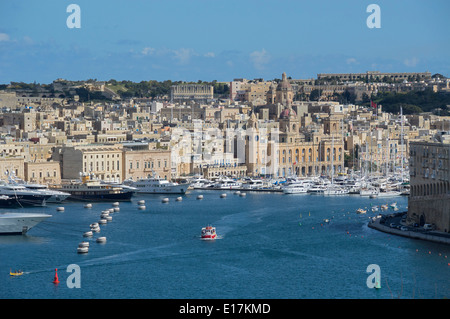 Valletta, piccolo bastione torre, cercando di Grand Harbour Dockyard Creek, nord di Malta, l'Europa. Foto Stock