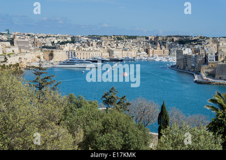 Valletta, piccolo bastione torre, cercando di Grand Harbour Dockyard Creek, nord di Malta, l'Europa. Foto Stock