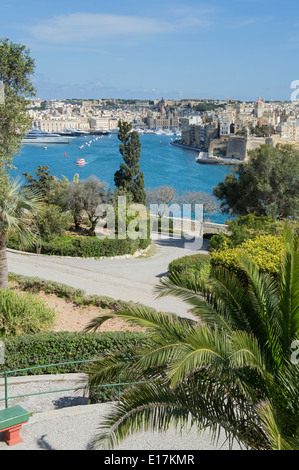 Valletta, piccolo bastione torre, cercando di Grand Harbour Dockyard Creek, nord di Malta, l'Europa. Foto Stock