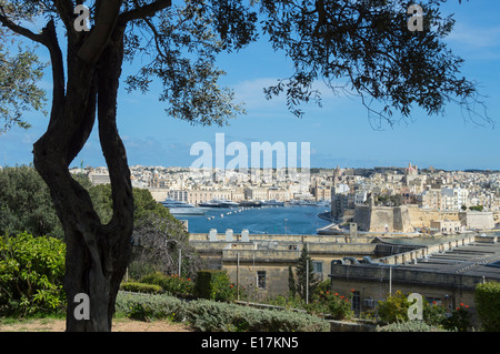 Valletta, piccolo bastione torre, cercando di Grand Harbour Dockyard Creek, nord di Malta, l'Europa. Foto Stock