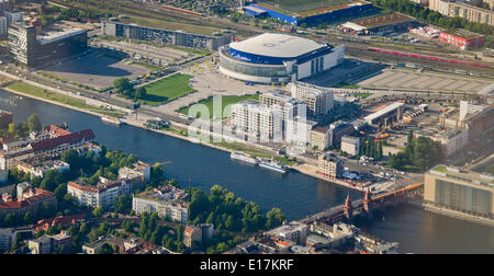 Berlino, Germania. 21 Maggio, 2014. Antenna dell'O2 Arena e il ponte Oberbaumbruecke a Berlino (Germania), 21 maggio 2014. Foto: Ole Spata/dpa/Alamy Live News Foto Stock