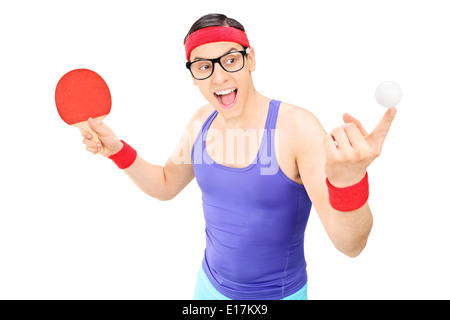 Giovane uomo in possesso di una sfera e un tavolo da ping pong bat Foto Stock