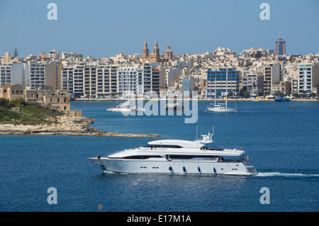 Guardando da Valletta mura, da Hastings Gardens, a Manoel Island, Sliema, nord di Malta, l'Europa. Foto Stock