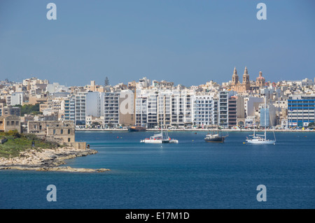 Guardando da Valletta mura, da Hastings Gardens, a Manoel Island, Sliema, nord di Malta, l'Europa. Foto Stock