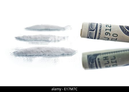 La cocaina in polvere del farmaco linee e arrotolato USA centinaia di dollari per sniffingg. La tossicodipendenza concetto. Foto Stock