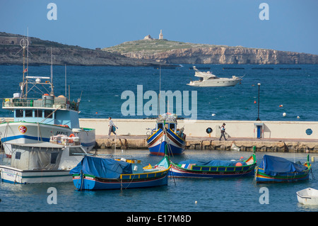 Bugibba, St Paul's Bay, guardando a san Paolo isola e statua, nord di Malta, l'Europa. Foto Stock