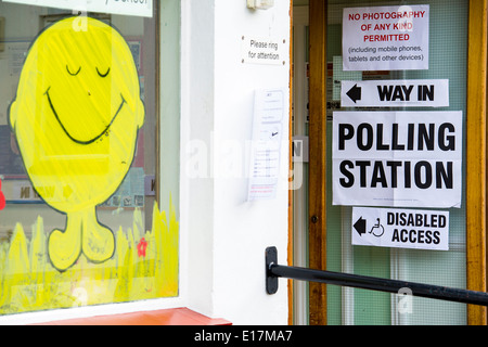 Il voto è in corso presso il seggio in una scuola materna a Wandsworth. Northcote Road, Londra, Regno Unito il 22 maggio 2014. Foto Stock
