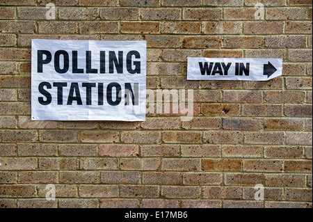 Il voto è in corso presso il seggio in una scuola materna a Wandsworth. Northcote Road, Londra, Regno Unito il 22 maggio 2014. Foto Stock