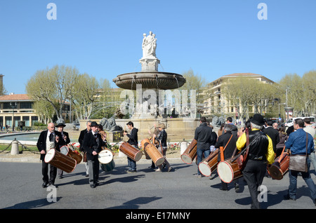 Il provenzale musicisti batteristi o riproduzione tradizionali tamburi Tambourins La Rotonde Fontana Aix-en-Provence Francia Foto Stock