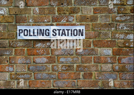 Il voto è in corso presso il seggio in una scuola materna a Wandsworth. Northcote Road, Londra, Regno Unito il 22 maggio 2014. Foto Stock
