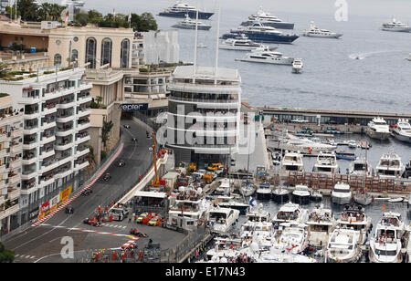 Monte Carlo, Monaco. 25 Maggio, 2014. Motorsports: FIA Formula One World Championship 2014, il Grand Prix di Monaco, porto di Monte Carlo, Hafen, Porto, Schiffe, navi e yacht, Yachten, Stadt, città Reise, Reisen, Reisefeature Credito: dpa picture alliance/Alamy Live News Foto Stock