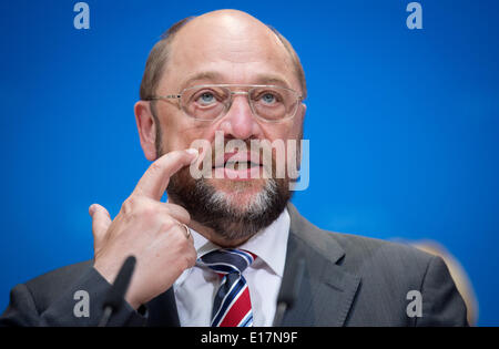 Berlino, Germania. 26 Maggio, 2014. Il tedesco Martin Schulz, parte superiore del candidato del partito del socialismo europeo (PSE) per le elezioni europee, reagisce durante la riunione dell'ufficio di presidenza del gruppo del Partito del socialismo europeo a Willy-Brandt-Haus a Berlino, Germania, 26 maggio 2014. Foto: KAY NIETFELD/dpa/Alamy Live News Foto Stock