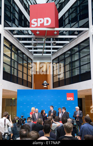 Il presidente tedesco del Partito Socialdemocratico Sigmar GABRIEL (front-R) e il tedesco Martin SCHULZ (front-L), parte superiore del candidato del partito del socialismo europeo (PSE) per le elezioni europee, partecipare a una conferenza stampa insieme con la famiglia tedesca il Ministro Manuela Schwesig (L-R), SPD Segretario generale Yasmin Fahimi, SPD Vice Presidente Thorsten Schaefer-Guembel, SPD vicepresidente Ralf Stegner e il Ministro degli esteri tedesco Frank-Walter Steinmeier durante la riunione dell'ufficio di presidenza del gruppo del Partito del socialismo europeo a Willy-Brandt-Haus a Berlino, Germania, 26 maggio 2014. Foto: MAURIZIO GAMBARINI/dpa Foto Stock