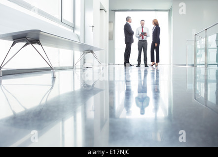 La gente di affari in corridoio Foto Stock