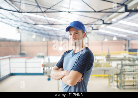 Ritratto di fiducia lavoratore in stabilimento di trasformazione alimentare Foto Stock