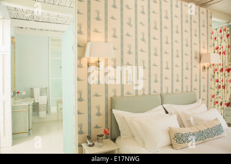 Camera da letto lussuosa e bagno privato Foto Stock