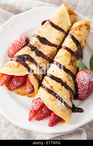 Pancake con fragole e salsa al cioccolato Foto Stock