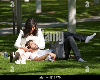 Coppia romantica in un parco a Bruxelles, in Belgio Foto Stock