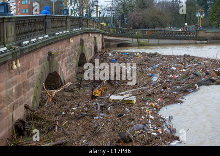 Flotsam e detriti costruire fino al ponte principale attraverso il centro di Worcester provocando più di inondazione della zona circostante Foto Stock