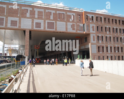 Breda Stazione Ferroviaria Centrale sito di costruzione, visto dalla stazione degli autobus a rampa, con visitatori guardando la costruzione. Foto Stock