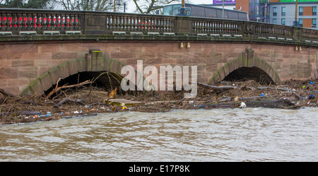 Flotsam e detriti costruire fino al ponte principale attraverso il centro di Worcester provocando più di inondazione della zona circostante Foto Stock