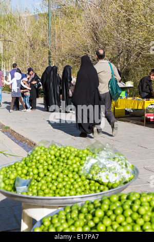 Frutto per la vendita in un affollato parco in Hamadan, Iran Foto Stock