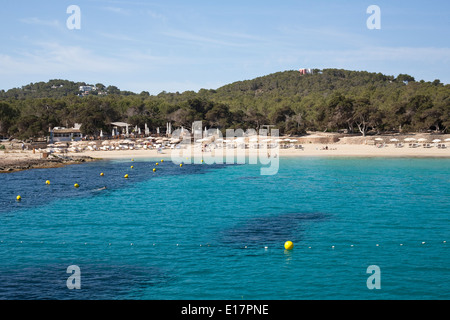 Spiaggia di Ibiza con acque blu e il cielo Foto Stock