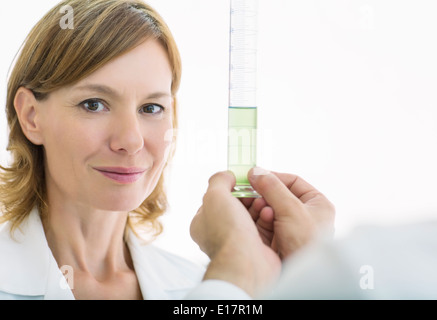 Ritratto di uno scienziato fiducioso Foto Stock