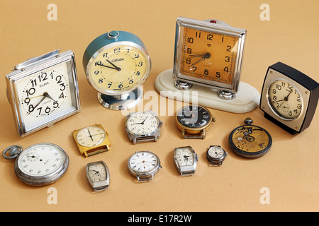 Retrò sveglie e orologi (sovietica sveglie e orologi marche Zaria, slava, ZIM, Zvezda e Swiss watch HY MOSER) Foto Stock