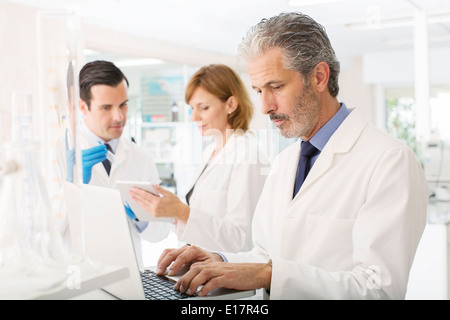 Gli scienziati che lavorano in laboratorio Foto Stock