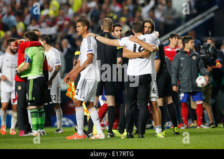 Sami Khedira (Real Madrid CF #6) celebra la vittoria con Nacho Fernandez (Real Madrid CF #18) dopo la finale di Champions League tra il Real Madrid e il Atlético Madrid, Estadio da Luz a Lisbona il 24 maggio, 2014. Foto Stock