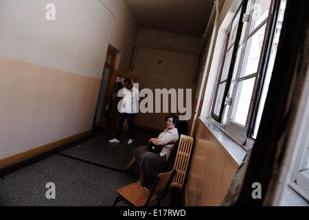 Salonicco, Grecia. 25 Maggio, 2014. I greci di votare per le elezioni Euro e il secondo turno delle elezioni comune credito: Giannis Papanikos/NurPhoto/ZUMAPRESS.com/Alamy Live News Foto Stock