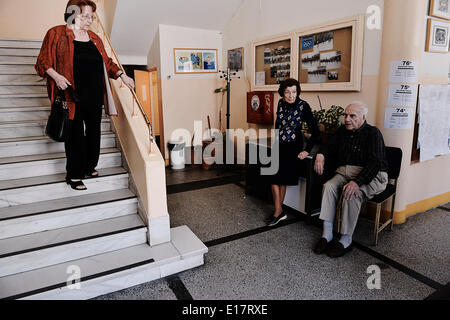 Salonicco, Grecia. 25 Maggio, 2014. I greci di votare per le elezioni Euro e il secondo turno delle elezioni comune credito: Giannis Papanikos/NurPhoto/ZUMAPRESS.com/Alamy Live News Foto Stock