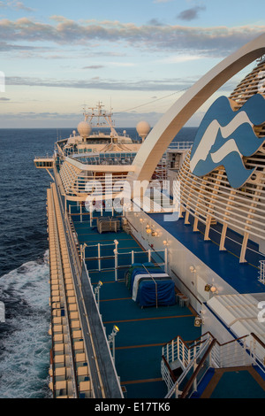 A bordo della Emerald Princess al tramonto in mare nell'Oceano Atlantico, Princess Cruise Lines Foto Stock