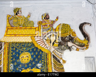 India Rajasthan, Udaipur, tradizionale pittura murale di Rajput uomini su caparisioned elefante simbolo surya Foto Stock