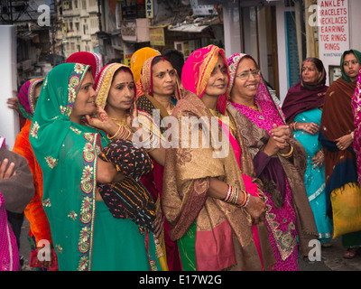 India Rajasthan, Udaipur, corteo nuziale, femmina familiare che accompagna lo sposo sulla processione Foto Stock