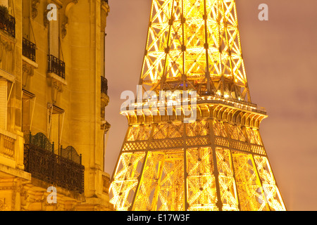 La Torre Eiffel illuminata di notte. È stato chiamato dopo l'ingegnere Gustave Eiffel, che ha progettato la torre di ferro. Foto Stock