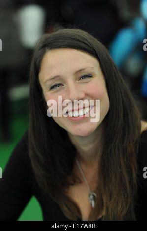 Hay on Wye, Wales UK, BANK HOLIDAY lunedì 26 maggio 2014 bambini RACHEL autore luminoso sul quinto giorno del 2014 Daily Telegraph Hay Festival della Letteratura, Wales UK Credit: keith morris/Alamy Live News Foto Stock