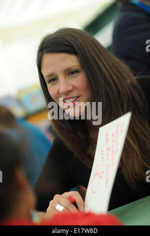 Hay on Wye, Wales UK, BANK HOLIDAY lunedì 26 maggio 2014 bambini RACHEL autore luminoso sul quinto giorno del 2014 Daily Telegraph Hay Festival della Letteratura, Wales UK Credit: keith morris/Alamy Live News Foto Stock