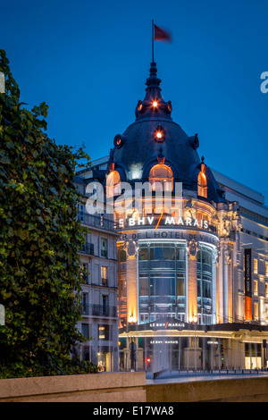 Twilight al Bazar de l'Hotel de Ville, tra Rue de Rivoli da Hotel de Ville, Parigi Francia Foto Stock