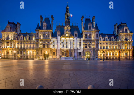 Twilight a Hotel de Ville, Parigi Francia Foto Stock