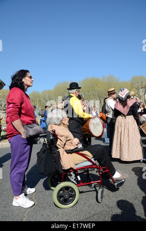 Anziani donna disabile o persona su sedia a rotelle e figlia Middle-Aged o accompagnatore presso il provenzale Music Festival di Aix-en-Provence Francia Foto Stock