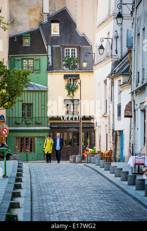 Giovane passeggiare lungo Rue Saint-julien Le Pauvre nel Quartiere Latino di Parigi Francia Foto Stock