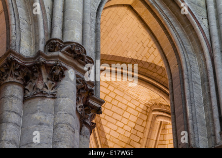Dettaglio dei capitelli nel coro della cattedrale di Saint-Pierre de Beauvais, Francia. Foto Stock