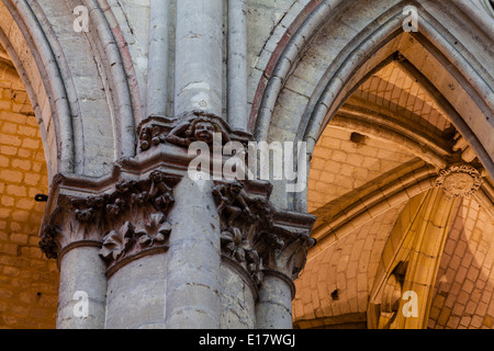 Dettaglio dei capitelli nel coro della cattedrale di Saint-Pierre de Beauvais, Francia. Foto Stock