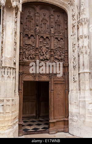 Le porte in legno sulla cattedrale di Saint-Pierre de Beauvais, Francia. Foto Stock