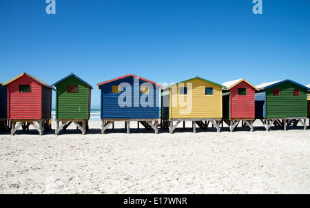 Cabine in legno dipinto in vari colori in Muizenberg Western Cape Sud Africa Foto Stock