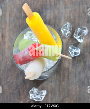 Frutta pop di ghiaccio su uno sfondo di legno vecchio Foto Stock