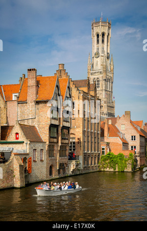 Campanile di Bruges torreggia su edifici in corrispondenza della giunzione del Groenerei e Dijver canali di Bruges, Belgio Foto Stock