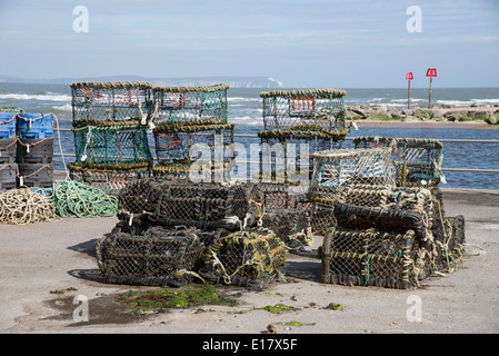 Granchi e aragoste pentole sul quay a Mudeford Dorset Inghilterra in background è l'Isola di Wight Foto Stock